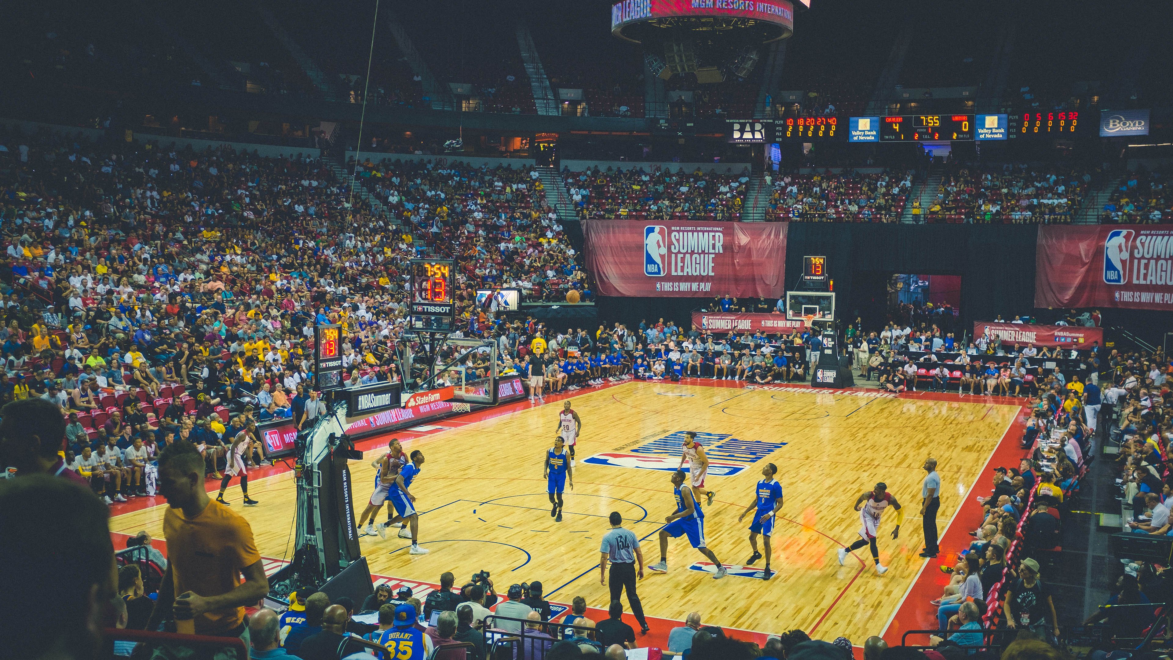 JiuyouAPP下载-森林狼助教在训练中亲自示范战术跑位，森林狼训练营